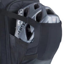 Sacs à Dos Evoc EVOC SAC À DOS PROTECTOR ENDURO NOIR 16 Noir -Magasin De Camping En Plein Air 52975cd7c7642